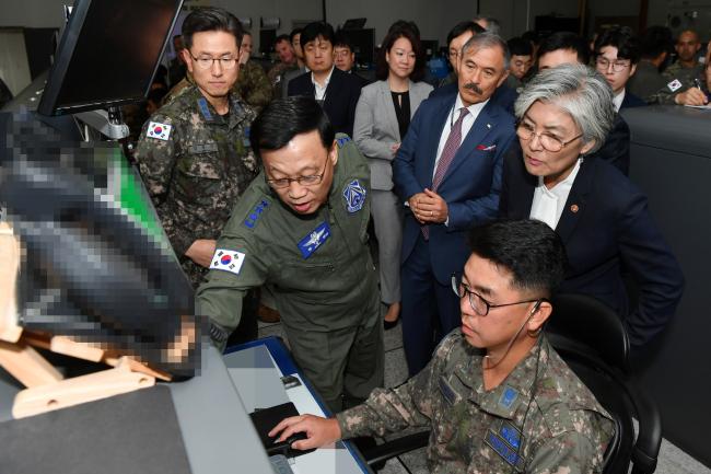 지난 20일 공군 오산기지를 방문한 강경화 외교통상부 장관과 해리 해리스 주한 미국대사가 황성진(중장) 공군작전사령관(둘째 줄 오른쪽부터)으로부터 작전 현황을 소개받고 있다.  사진 제공=김진호 준위 