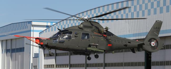 경남 사천시 한국항공우주산업(KAI)에서 소형무장헬기(LAH - Light Armed Helicopter) 시제기가 다양한 시험비행을 마친 후 착륙하고 있다.    