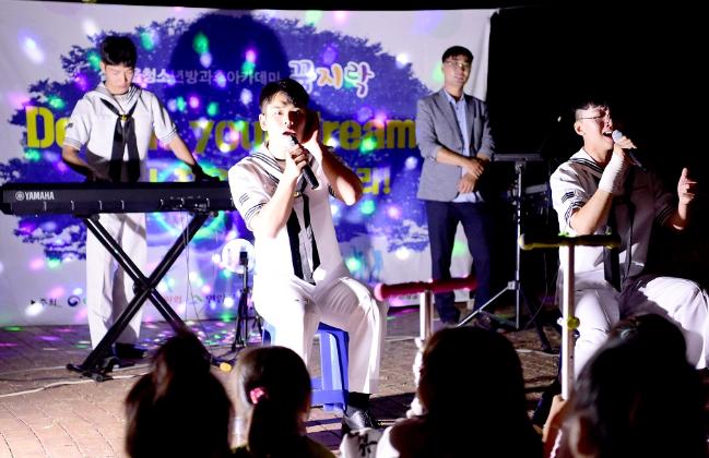 해군3함대 3무기지원대대 장병들이 지난 20일 전남 영암군 한 아파트단지에서 열린 청소년문화의집 공연에서 밴드 공연을 펼치고 있다.  부대제공.
