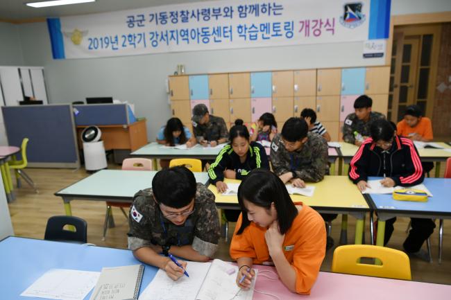 공군기동정찰사령부 장병들이 17일 부대 인근 지역아동센터에서 학습 멘토링 봉사활동을 진행하고 있다. 장병들은 2학기 동안 매주 두 차례씩 총 30회 걸쳐 봉사활동을 펼칠 예정이다. 부대 제공
