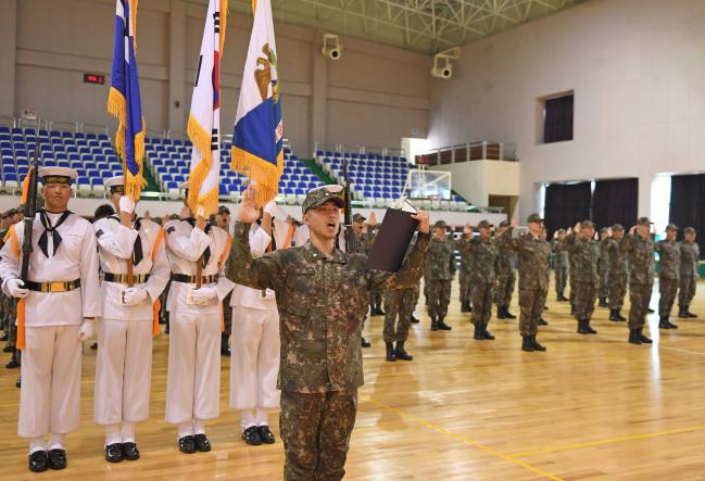 23일 해군사관학교 이인호관에서 제127기 해군사관후보생 입교식이 진행되는 가운데 사관후보생들이 입교 선서를 하고 있다.  부대 제공