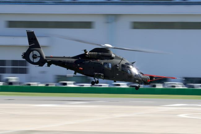 지난 7월 4일 초도비행에 성공한 뒤 현재 시험비행 평가 중인 소형무장헬기(LAH: Light Armed Helicopter) 시제기가 시험비행 중 다양한 데이터를 얻기 위해 힘차게 이륙하고 있다. 사천=조종원 기자