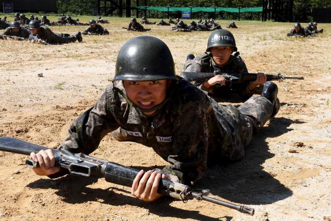 24일 해군교육사령부 야전교육훈련대대에서 660기 해군병들이 각개전투 훈련을 하고 있다.   부대 제공