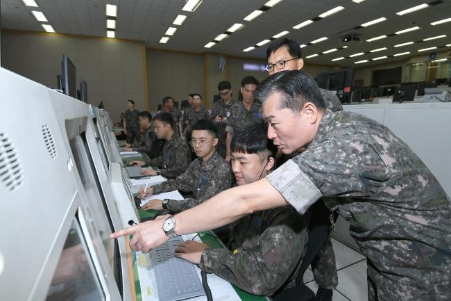 24일 공군 대구기지를 방문한 원인철(맨 오른쪽) 공군참모총장이 방공관제소를 찾아 임무 수행 중인 장병들을 현장지도하고 있다.  
 공군 제공