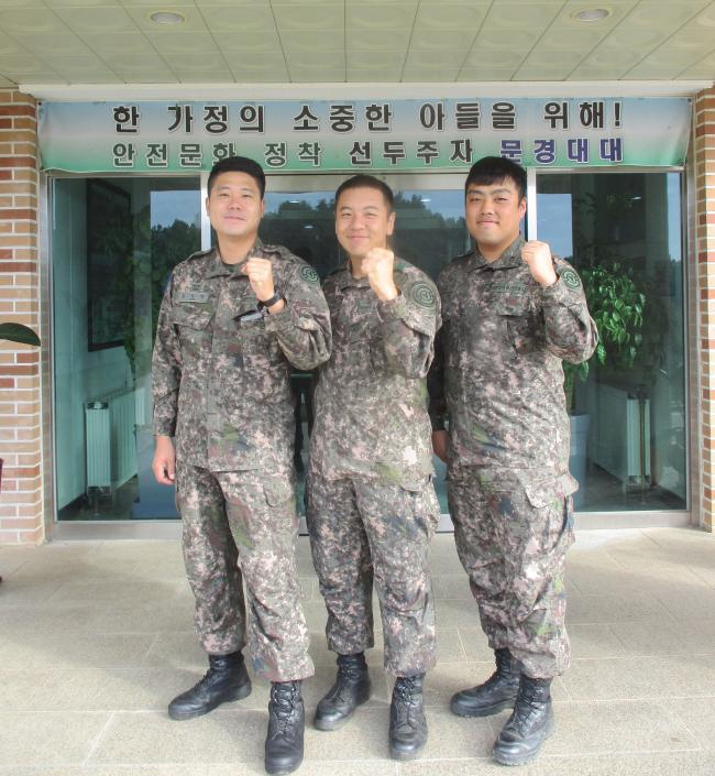 국민의 군대를 행동으로 실천한 육군50사단 구미연대  조성현 중사, 김예권 하사, 권순재 소위(왼쪽부터)가 파이팅 포즈를 취하고 있다. 고광영 병장은 개인사정으로 촬영에 참여하지 못했다.  부대 제공