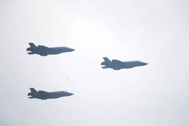 모습 드러낸 F-35 스텔스  제71주년 국군의 날 기념식에서 최초로 공개된 F-35A 스텔스 전투기들이 공중전력 분열에서 위용을 과시하고 있다.  대구=이경원 기자