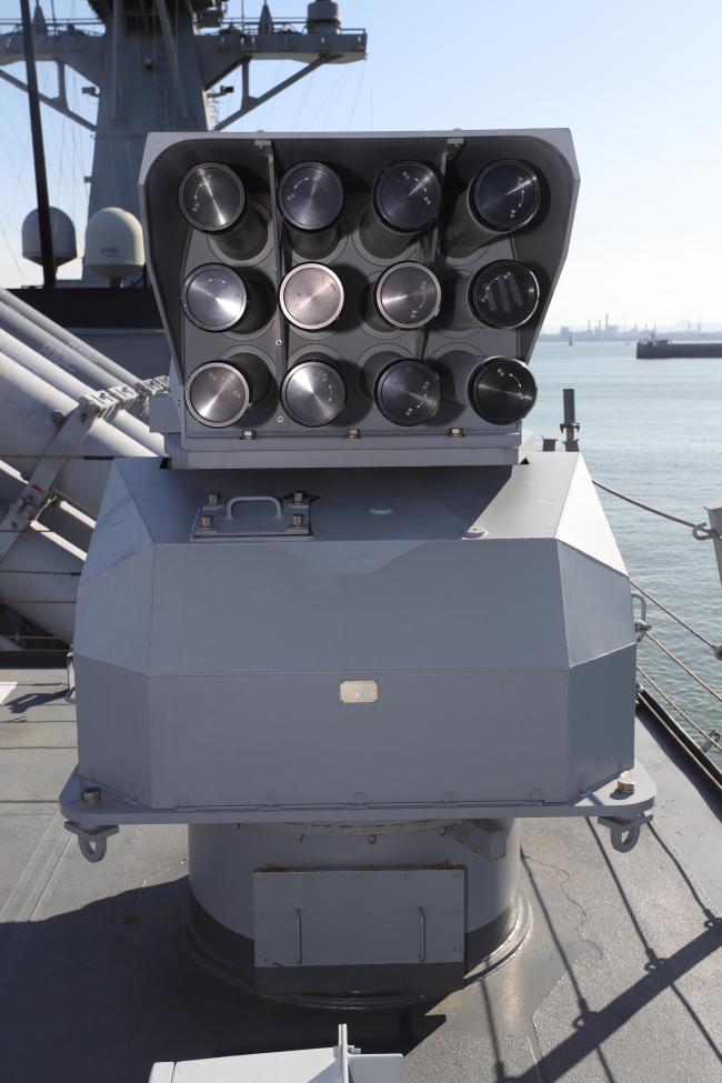 어뢰음향대항체계(TACM) 기만기를 수중에 발사해 고출력의 음향 방해 신호를 수중에 방사함으로써 적 어뢰를 교란·기만하고 함정을 보호하는 장비.