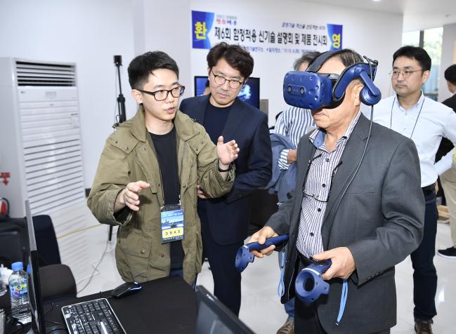 해군군수사령부가 8일 경남 창원시 진해구 해군회관에서 제6회 함정적용 신기술 설명회·전시회를 개최한 가운데 한 참석자가 VR 장비를 착용하고 스쿠버다이빙 교육 콘텐츠를 체험하고 있다.  부대 제공