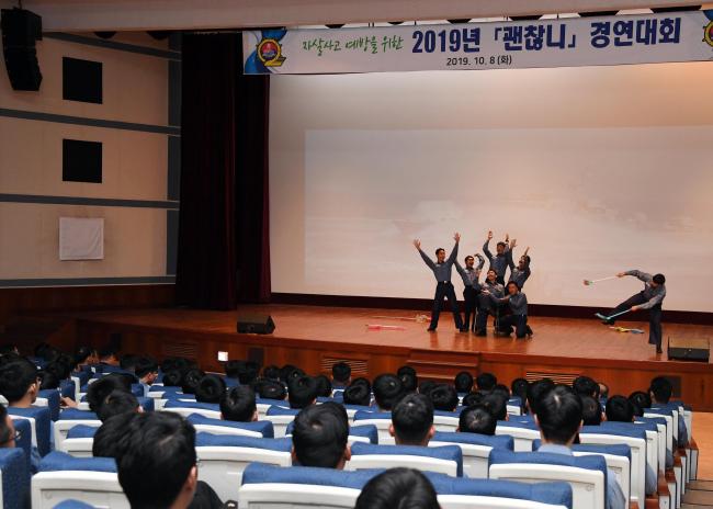 해군2함대가 8일 부대 내 충무관에서 자살사고 예방을 위한 ‘2019년 괜찮니 경연대회’를 개최한 가운데 2기지전대 장병들이 첫 부임지에서 어려움을 겪는 수병의 극복과정을 주제로 뮤지컬을 공연하고 있다.      사진 제공=최호진 중사