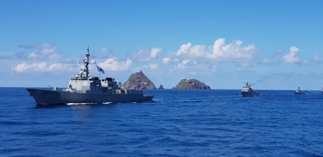 지난 8월 동해에서 ‘동해 영토 수호 훈련’이 진행된 가운데 해군1해상전투단 소속 함정들이 독도를 배경으로 해상기동하고 있다. 

 사진 제공=김형석 상사 