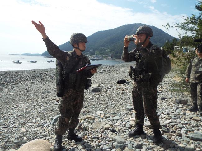 육군2작전사가 31사단을 대상으로 진행한 ‘합조팀·정보분석조 기량 향상 야외기동훈련(FTX)’에서 대대 정보과장이 군 스마트폰 영상 전송 체계(MSP)로 현장 상황을 보고하고 있다. 부대 제공