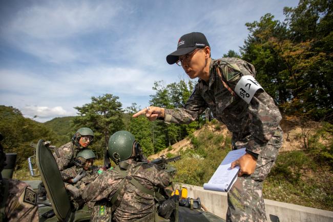 육군300워리어 최정예 전차팀 선발에서 평가관이 환자 발생 시 조치 사항에 대한 평가 과제를 부여하고 있다.  

 육군 제공