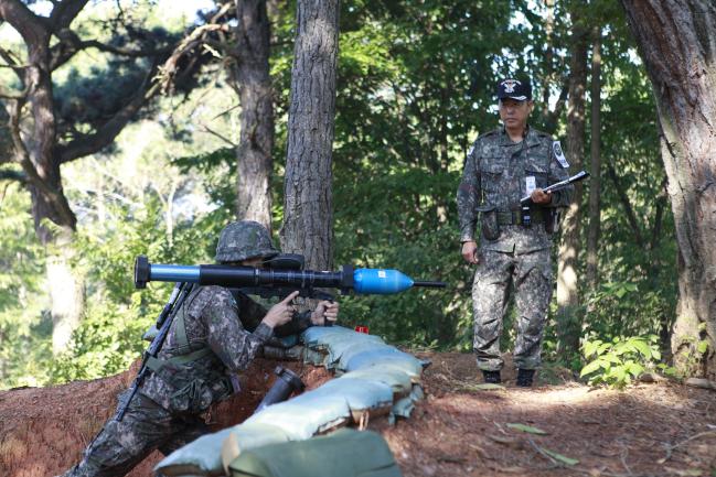 300워리어 최종 선발에 참가한 한 장병이 PZF-3 편제화기 평가를 받고 있다. 육군 제공