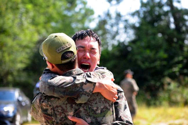 육군부사관학교에서 진행된 육군 ‘최정예300전투원(300워리어)’ 최종 선발 대회에서 육군 전 장병 중 단 20명을 뽑는 최정예전투원으로 선발된 한 장병이 전우와 감격의 포옹을 나누고 있다.