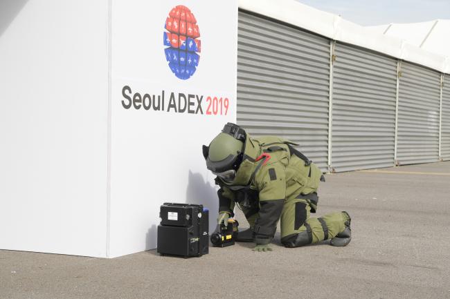 공군15특수임무비행단이 10일 서울 ADEX 2019 행사장에서 합동 테러 대응 훈련을 실시한 가운데 EOD 요원이 엑스레이 장비를 이용해 의심물체를 검사하고 있다.  사진 제공=김샛별 중사