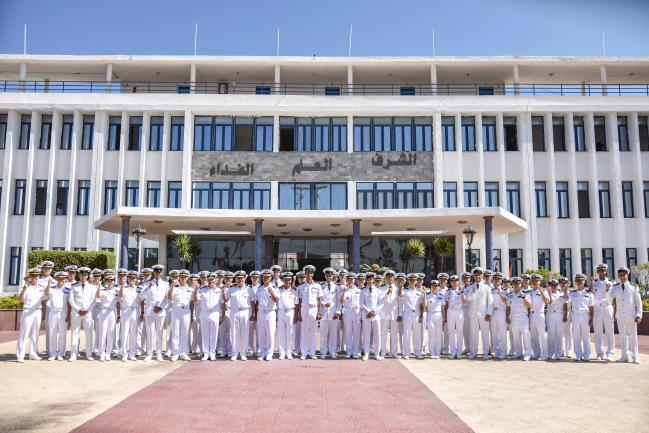 9일(현지시간) 해군 순항훈련전단 74기 생도들이 이집트 해군사관학교를 방문해 이집트 사관생도들과 기념사진을 찍고 있다.  부대 제공 