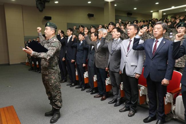 오는 18일부터 중국 우한에서 열리는 제7회 세계군인체육대회에 참가하는 국군체육부대 선수와 임원들이 11일 부대 교육관에서 열린 출정식에서 선전을 다짐하고 있다.  부대 제공