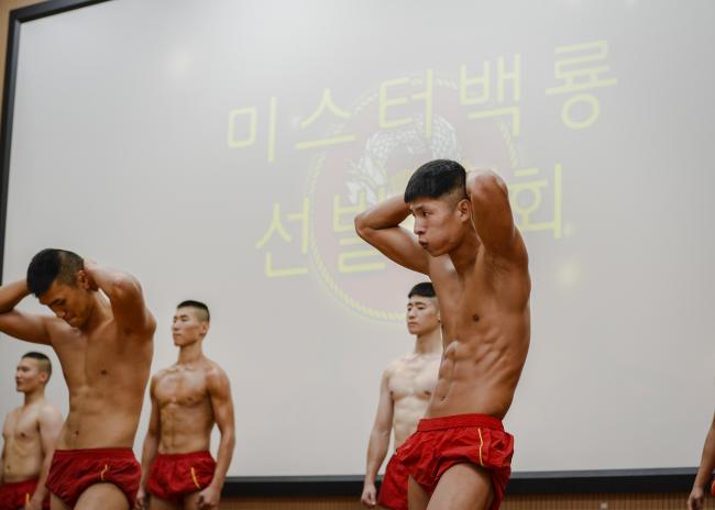 11일 해병대9여단이 개최한 ‘2019년 한마음 백룡문화제’에서 미스터 백룡 선발대회 참가 장병들이 철저한 자기관리와 단련으로 빚어낸 조각 같은 육체미를 뽐내고 있다. 
 사진 제공=김현지 하사 