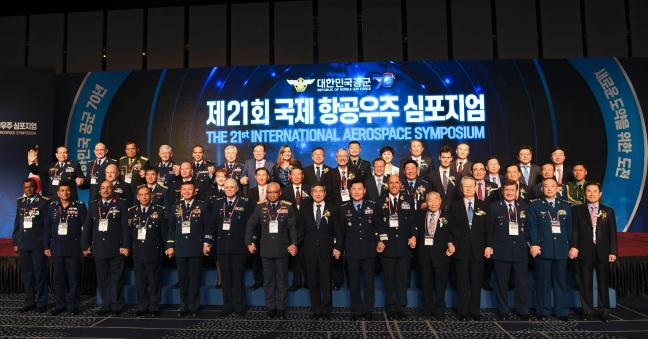 제21회 국제 항공우주 심포지엄이 14일 그랜드 인터컨티넨탈 서울 파르나스호텔에서 개최된 가운데 정경두(맨 앞줄 가운데) 국방부 장관과 원인철(맨 앞줄 오른쪽 일곱째) 공군참모총장 등 참석자들이 기념사진을 찍고 있다.  공군 제공
