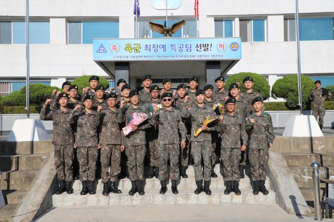 정찬호(맨 앞줄 오른쪽 넷째) 육군201특공여단장이 육군 최정예 특공팀에 선발된 비호대대 7중대 3소대원들과 함께 기념사진을 찍고 있다.  부대 제공