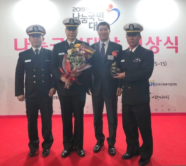 해군2함대 2수리창 부대원들이 ‘2019년 대한민국 나눔국민대상’ 시상식에서 기념사진을 찍고 있다.    부대 제공