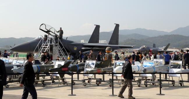 14일 경기도 성남시 서울공항에서 열린 ‘서울 ADEX 2019’ 미디어 데이에서 관람객들이 F-15K(앞), F-35A(뒤) 등 항공기와 각종 장비를 살펴보고 있다.    성남=조종원 기자