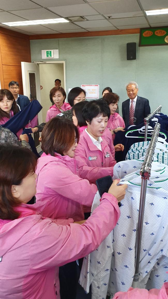 국방부와 기품원이 운영하는 어머니 장병 급식·피복 모니터링단이 15일 국군양주병원을 방문해 환자복을 점검하고 있다.  국방부 제공 