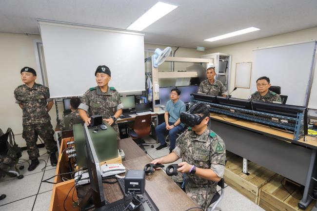 육군53사단 장병들이 ‘해상감시 및 상황조치 VR 훈련체계’를 활용해 상황조치 훈련을 하고 있다. 사단은 TOD 감시영상에서 의심물체를 자동으로 식별해 경보를 울리는 인공지능 체계도 개발해 현재 시범운영 중이다.  부대 제공