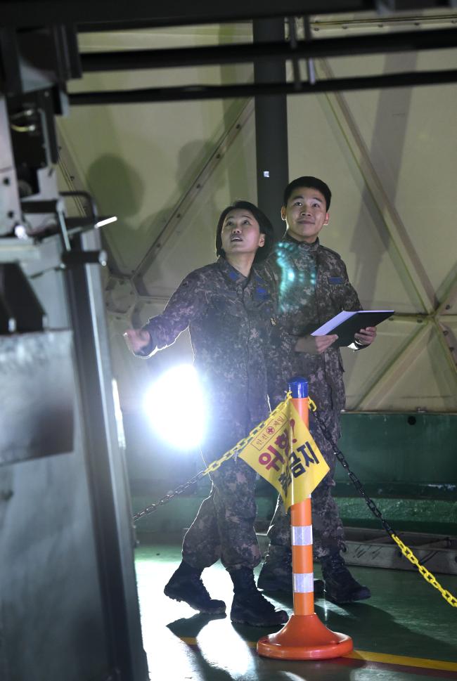 공군 최초로 여군 관제대대장에 보직된 전수진 소령이 지난 3월 부대 레이돔 내부를 점검하고 있다.   조용학 기자 