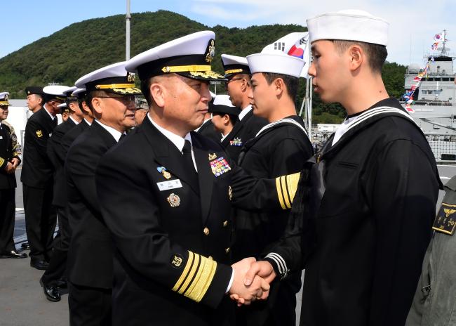 16일 경남 창원 진해군항에서 열린 청해부대 29진 입항 환영행사에서 박기경(앞줄 왼쪽) 해군작전사령관이 청해부대 29진 장병들과 악수하고 있다.   부대 제공