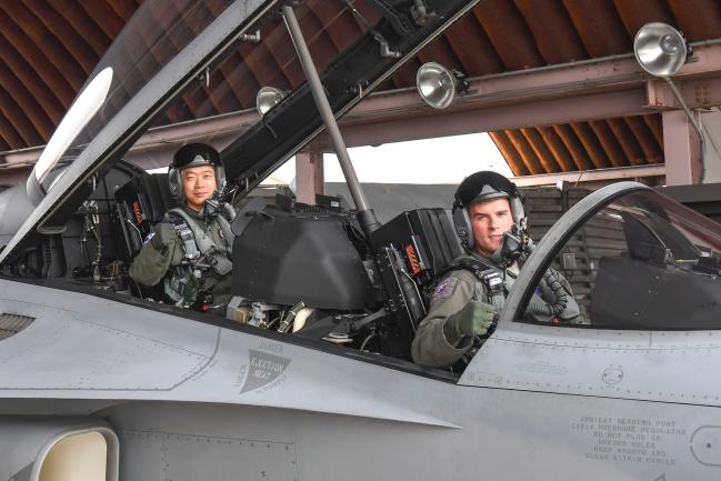공군이 지난 13일부터 18일까지 미 공군 시험비행학교 비행요원들을 초청해 시험비행을 실시하고 있는 가운데 한미 공군 조종사들이 TA-50에 탑승해 엄지를 들고 있다.  공군 제공