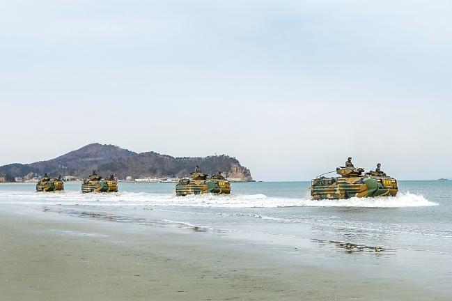 16일 백령도 해안에서 해병대6여단 도서방어종합훈련이 진행되는 가운데 여단 상륙돌격장갑차(KAAV)가 가상의 적 기습강점에 대응하기 위해 작전지역으로 기동하고 있다.    부대 제공