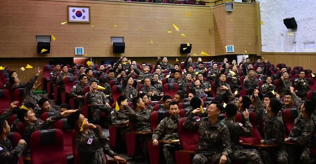 육군지상작전사령부 근무지원단이 개최한 ‘감사나눔 축제’에서 장병들이 평소 자신이 듣고 싶었던 칭찬과 감사의 말을 적은 종이비행기를 날리는 ‘날아라 노란 비행기’ 이벤트를 하고 있다.  부대 제공