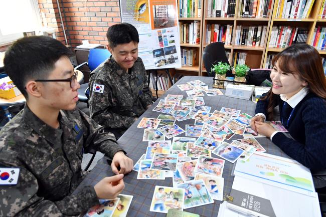 공군1방공유도탄여단이 이달부터 ‘찾아가는 상담실’을 운영하고 있는 가운데 김지원 병영생활전문상담관이 지난 16일 여단 본부 작은도서관에서 심리카드를 이용한 상담을 진행하고 있다.  부대 제공