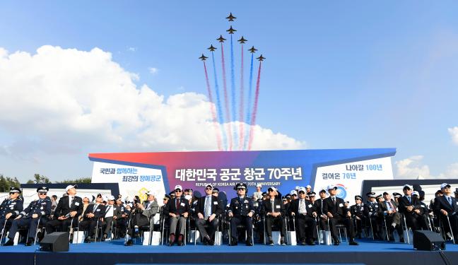 공군 창군 70주년 기념행사가 19일 서울 ADEX 2019 행사장에서 진행된 가운데 공군 특수비행팀 블랙이글스가 축하비행을 하고 있다. 
 공군 제공