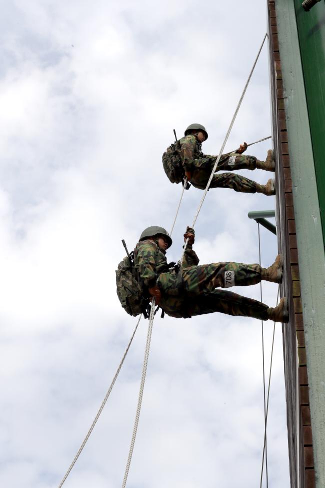 해병대 장병들이 기초레펠 훈련을 하고 있다.