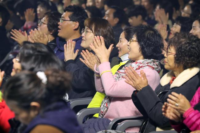 공연에 박수로 환호하는 관람객들.