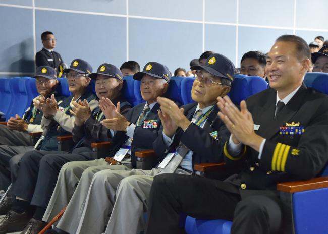 지난 19일 경남 창원시 진해군항 충무복지관에서 6·25전쟁 참전유공자들이 해군정보단 장병들의 공연을 관람하고 있다.   사진 제공=남기태 상사