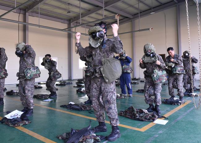 공군16전투비행단이 지난달 30일부터 다음 달 22일까지 전 장병을 대상으로 화생방 교육·훈련을 실시하고 있는 가운데 21일 교육에 참가한 장병들이 화생방 보호장구 착용을 실습하고 있다.  사진 제공=양재성 일병