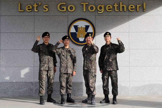 아프리카 돼지열병 방역지원 중 신속한 대처로 대형 화재사고 예방에 일조한 육군5공병여단 장병들. 왼쪽부터 이주홍·김민중 일병, 이현빈 상병, 이중현 일병.  부대 제공