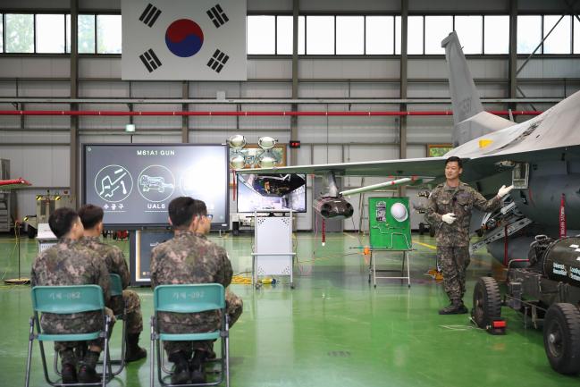 지난 14일부터 18일까지 진행된 2019년 공군교육사령부 교수연구발표회에서 군수1학교 이호선 상사가 자신이 연구한 ‘KF-16 항공기 실탄 보급 절차’에 대해 설명하고 있다.  부대 제공