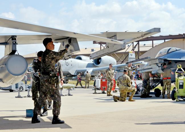 지난 19일 공군38전투비행전대에서 열린 한미 연합 무장장착 경연대회에서 참가 장병들이 갈고닦은 실력을 겨루고 있다.
   사진 제공=방희주 하사