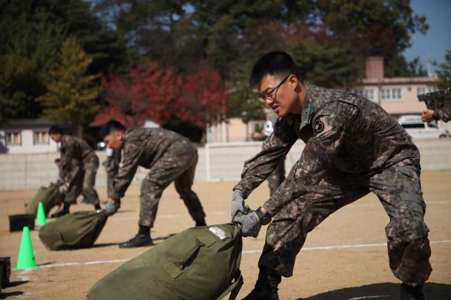 전투체력단련 경연대회 중 홍천대대 장병들이 전장순환운동 종목 중 환자 들고 달리기 3종 코스에서 환자를 가정한 40㎏ 의류대를 끌고 있다.  부대 제공