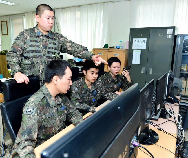 공군11전투비행단 헌병대대 상황근무요원들이 22일 경계작전능력 강화훈련을 실시하며 CCTV를 통해 외곽 경계작전을 수행하고 있다. 
 사진 제공=박경호 상사