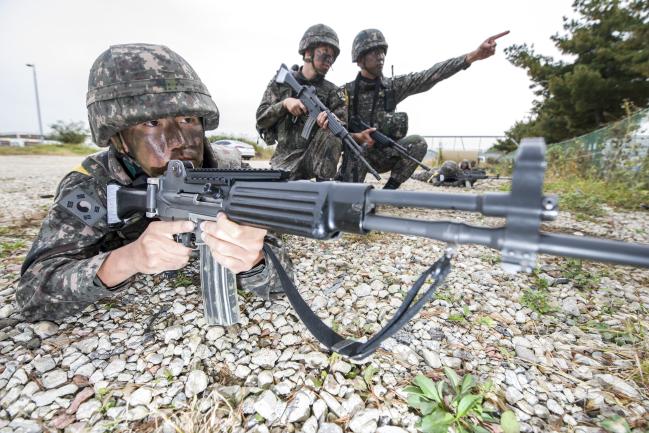 23일 2019 화랑훈련에 참가 중인 육군52사단 장병들이 서울 강서 서남물재생센터에 은거한 테러범을 격멸하기 위해 봉쇄선을 구축하고 있다. 임채무 기자