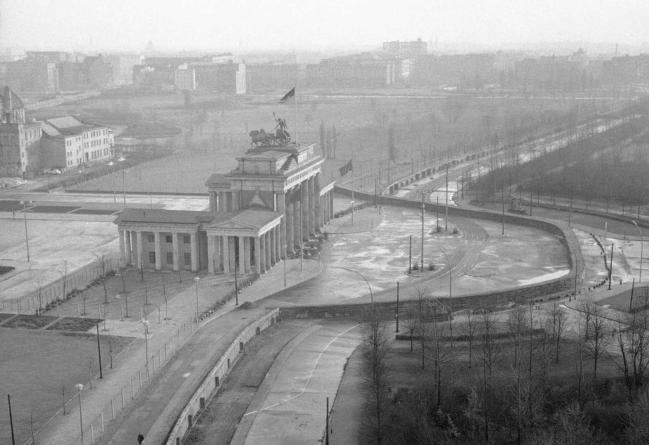1961년 11월 19일 촬영된 브란덴부르크 문 인근의 베를린 장벽 모습. 
 사진=rarehistoricalphotos.com