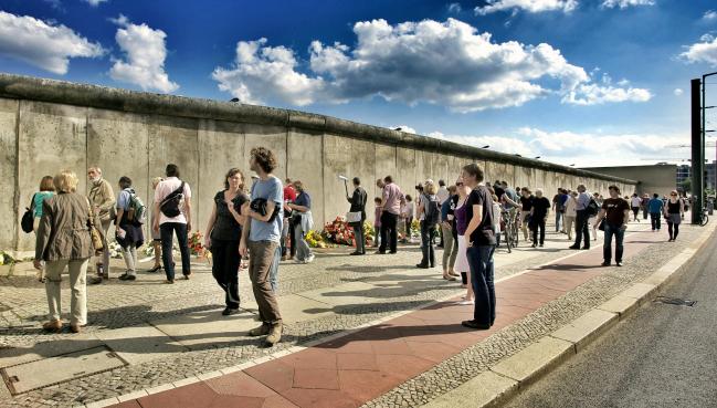 현재 가장 길게 남아있는 베를린 장벽의 전경. 오스트반호프 역 부근의 1.3km 길이로 된 이스트사이드갤러리로 1990년 2월부터 9월까지 21개국에서 초청한 118명의 화가들이 그린 그림들로 구성돼 있다. 사진=픽사베이.
