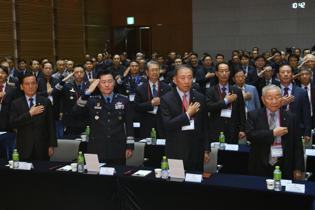 7일 서울 용산 백범김구기념관에서 개최된 ‘제6회 공군역사 학술회의’에서 원인철(앞줄 왼쪽 둘째) 공군참모총장, 이영하(앞줄 왼쪽 셋째) 공군역사재단 부이사장 등 참가자들이 국기에 대한 경례를 하고 있다.  공군 제공