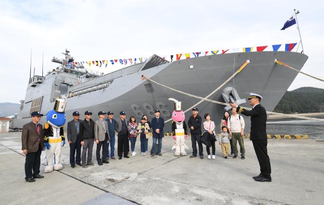 국민과 함께하는 ‘네이비 위크’로 오세요  함께하는 ‘2019 네이비 위크(NAVY WEEK)’ 부대개방 및 함정공개 행사가 9일부터 나흘 일정으로 개최된 가운데, 10일 오후 진해 군항을 찾은 해군 예비역들과 가족들이 4900톤급 상륙함 천왕봉함(LST-II) 앞에서 1만톤급 군수지원함 소양함(AOE-II) 소속 해군 장교로부터 함정 및 군항에 대한 설명을 듣고 있다. 창원=조용학 기자