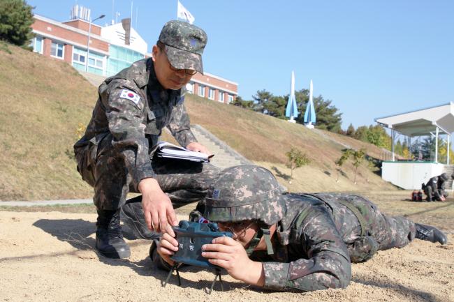 공군1방공유도탄여단이 5일부터 7일까지 기본훈련·편제장비 운용요원 경연대회를 실시한 가운데 참가 장병이 크레모어 설치과목을 평가받고 있다.  
 사진 제공=박아론 중위(진)